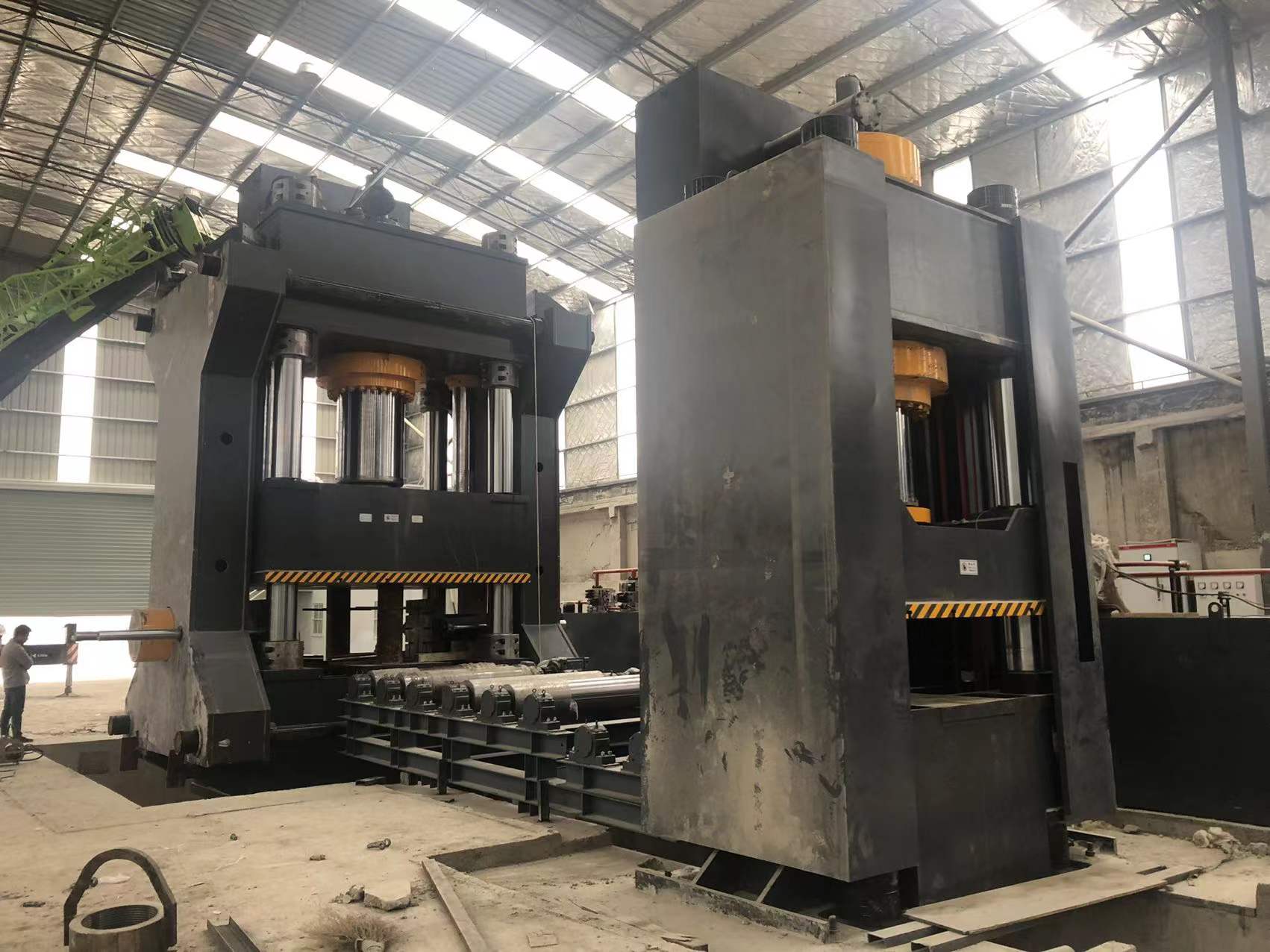 1200噸2500噸四柱液壓機客戶現場