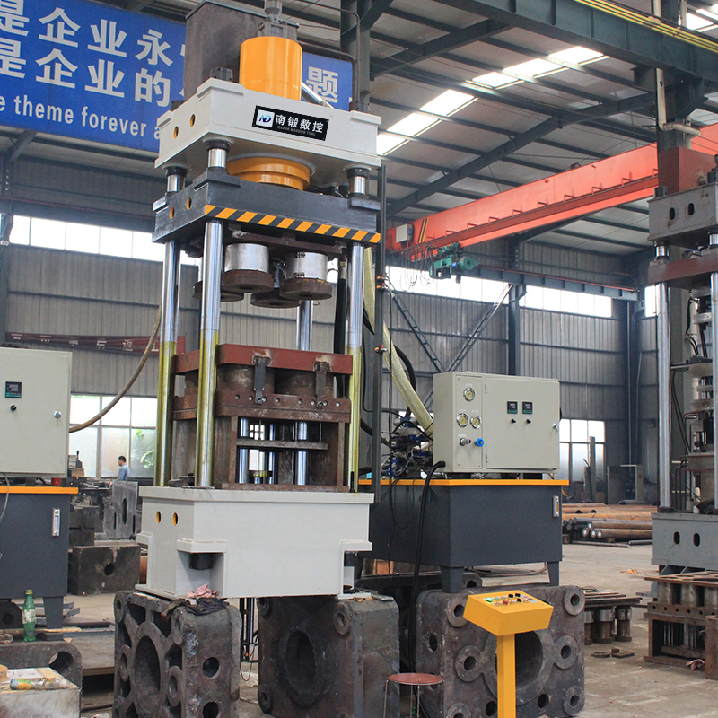 滕州廠家200噸碳化硅坩堝成型液壓機(jī)200t石英石匣缽石墨坩堝成型四柱油壓機(jī)