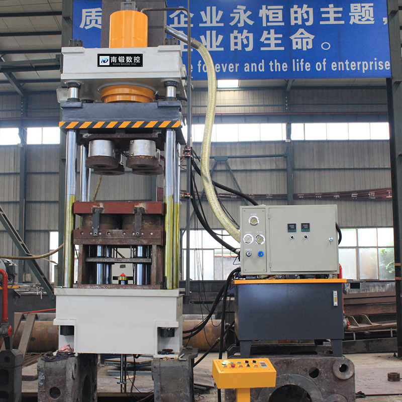 滕州廠家200噸碳化硅坩堝成型液壓機(jī)200t石英石匣缽石墨坩堝成型四柱油壓機(jī)