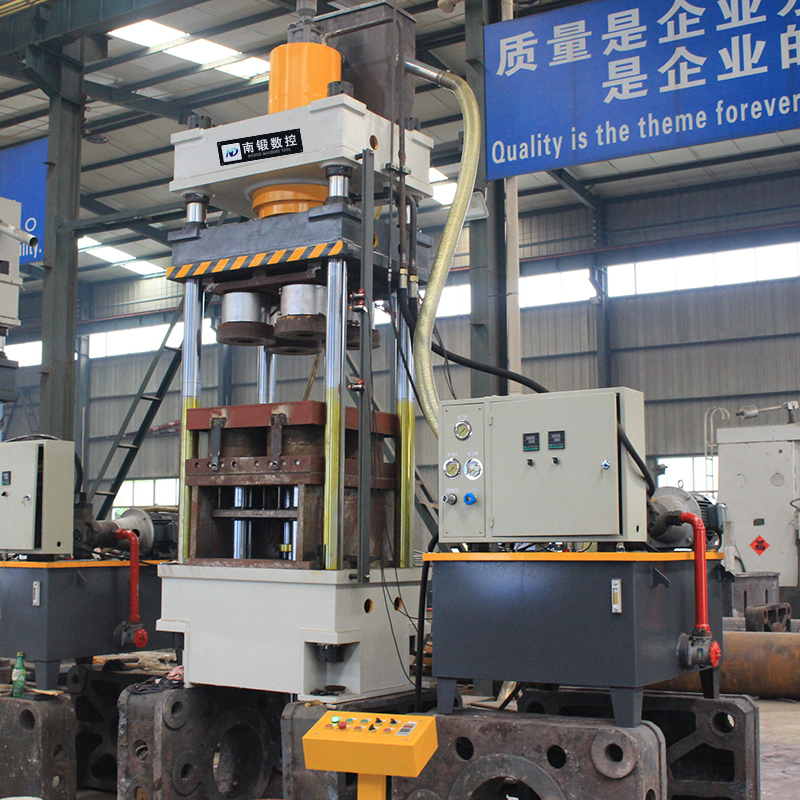 滕州廠家200噸碳化硅坩堝成型液壓機(jī)200t石英石匣缽石墨坩堝成型四柱油壓機(jī)