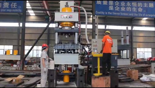 315噸畜牧牛羊舔磚設(shè)備5公斤鹽磚機(jī)試機(jī)視頻