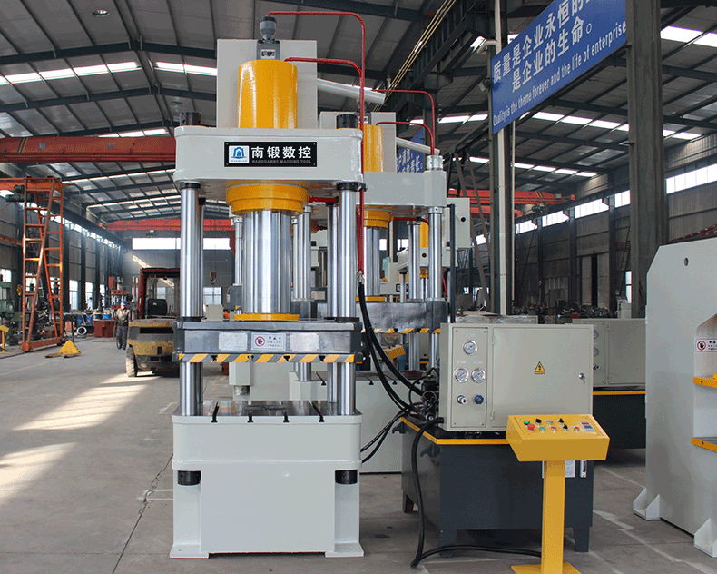 南鍛數(shù)控油壓機圖片