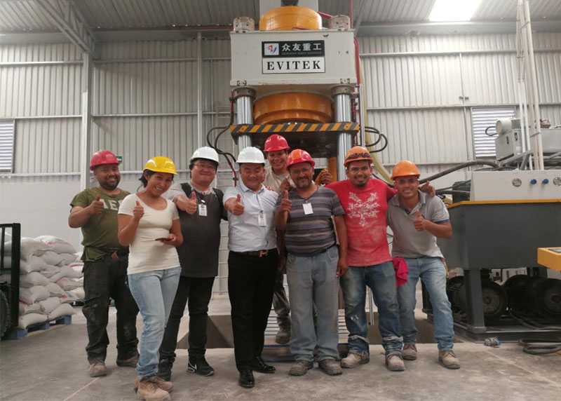 北美墨西哥某公司采購我公司一臺牛羊舔磚鹽磚機