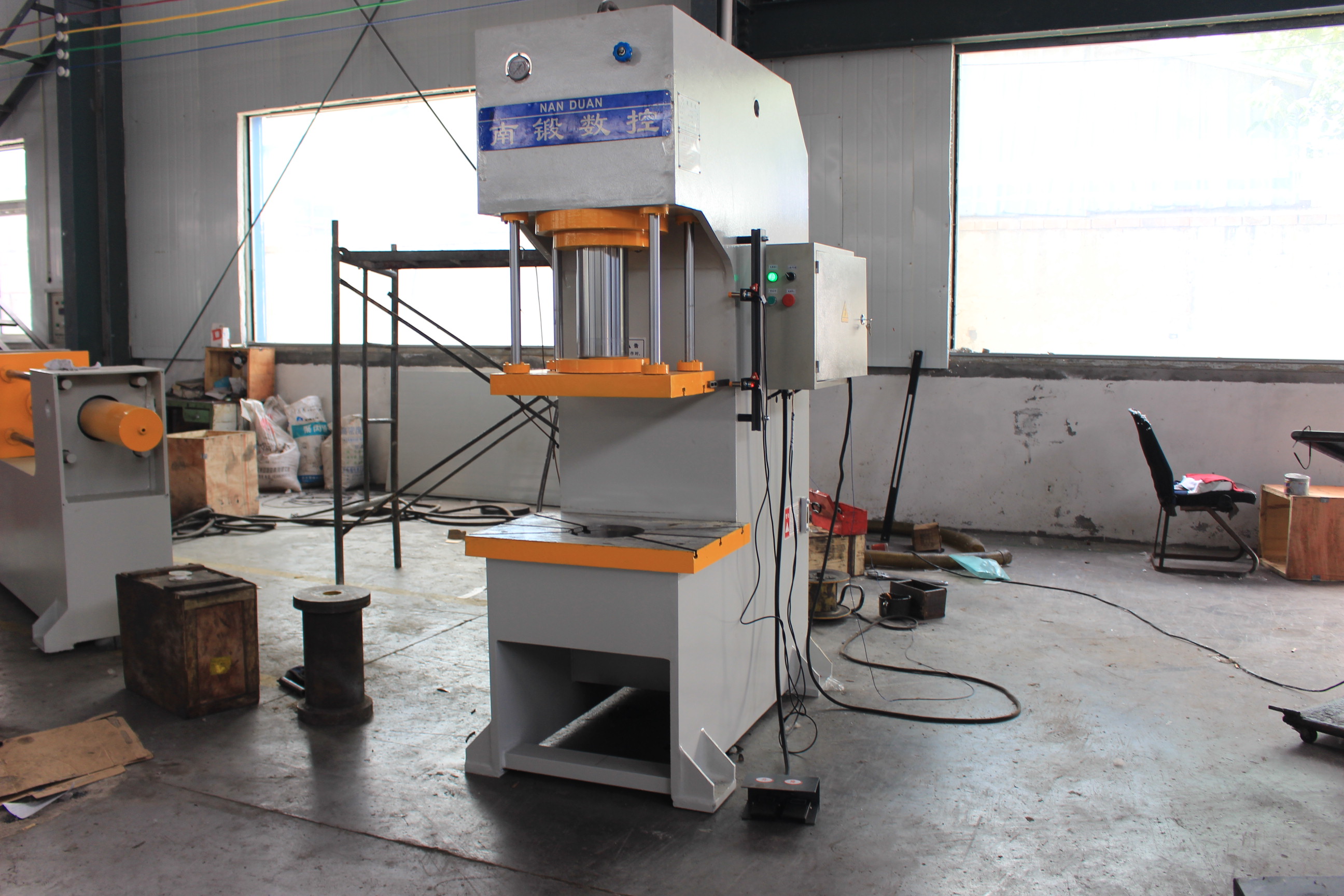 油壓機(jī)-單臂油壓機(jī)液壓機(jī)的性能特點(diǎn)