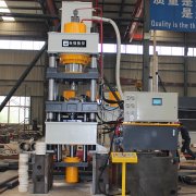 牛羊舔磚機(jī)廠家液壓機(jī)廠家